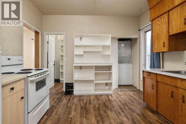4pc Bathroom - 5015 52a Street, Camrose, AB T4V3Y7 Photo 5