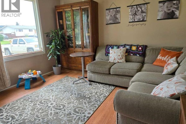 5015 Oxford Avenue, Swan Hills, AB T0G2C0 Photo 5