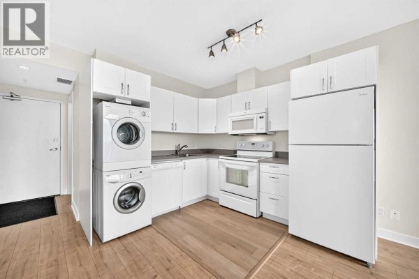 4pc Bathroom - 502, 30 Brentwood Common Nw, Calgary, AB T2L2J9 Photo 2