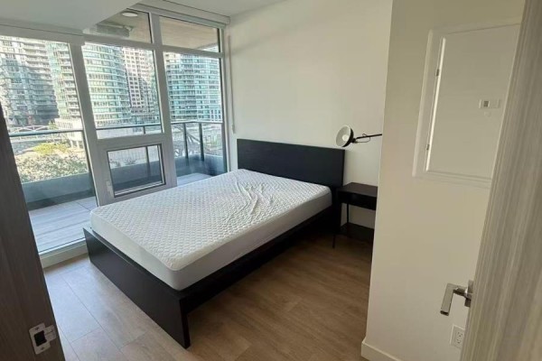 Living room - 502 - 1 Concord Cityplace Way, Toronto, ON M5V0X3 Photo 2