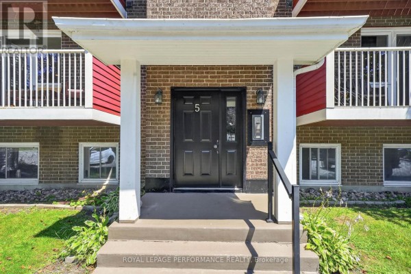 Close-up of the building entrance at 502 - 1589 St Bernard Street. - 502 - 1589 St Bernard Street, Ottawa