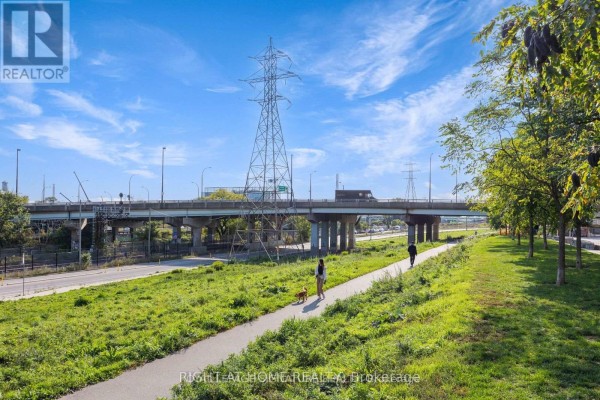 502 - 32 Trolley Crescent, Toronto, ON M5A0E8 Photo 4