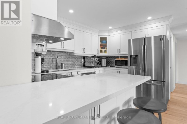 Living room - 502 - 99 Cameron Street, Toronto, ON M5T3A2 Photo 2