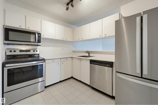 Primary Bedroom - #502 10545 Saskatchewan Dr Nw, Edmonton, AB T6E6C6 Photo 4
