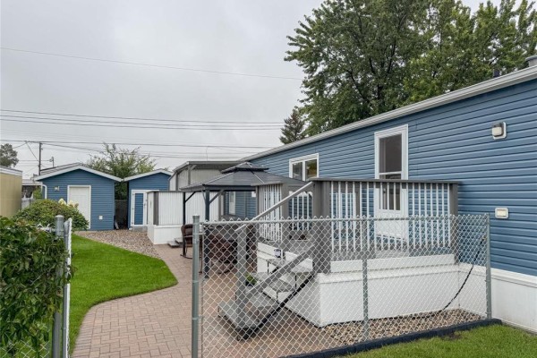 502 Centre Avenue, Brandon, MB R7C0A4 Photo 2