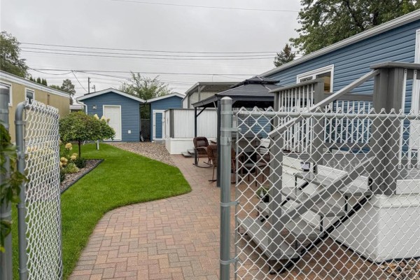 502 Centre Avenue, Brandon, MB R7C0A4 Photo 4
