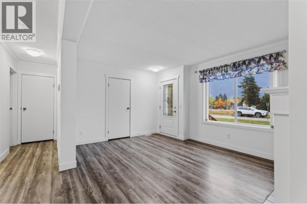 Primary Bedroom - 502 Hutcheson Avenue, Salmo, BC V0G1Z0 Photo 3