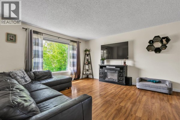 Bedroom - 502 Maplewood Drive, Diamond Valley, AB T0L0H0 Photo 5