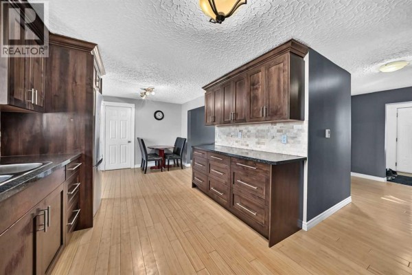 Living room - 5020 46 Street, Innisfail, AB T4G1L6 Photo 3