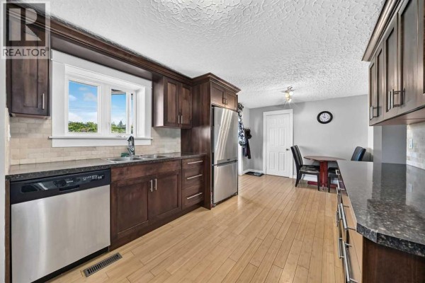 Dining room - 5020 46 Street, Innisfail, AB T4G1L6 Photo 4