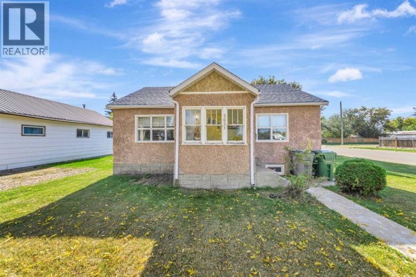 Living room - 5021 54a Street, Lloydminster, AB T9V0S2 Photo 2