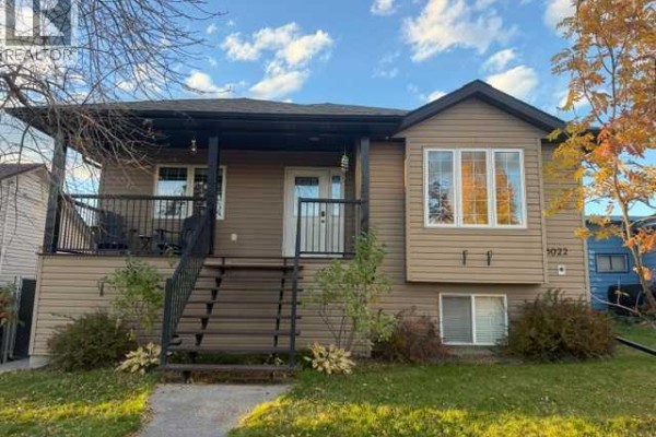 Living room - 5022 9 Avenue, Edson, AB T7E1E8 Photo 2