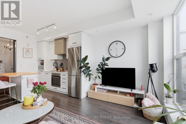 Living room - 503 - 899 Queen Street E, Toronto, ON M4M0C8 Photo 4