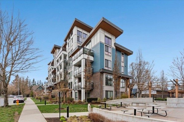 Common outdoor space with seating and pergola structure - 503 45500 Market Way, Garrison Crossing, Chilliwack