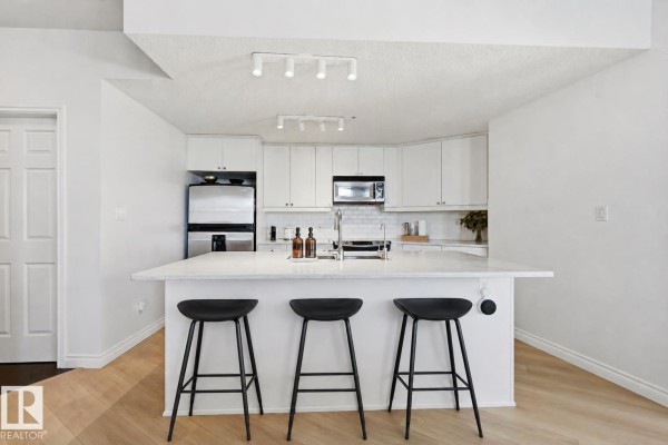 Kitchen - #503 9020 Jasper Av Nw, Edmonton, AB T5H3S8 Photo 3