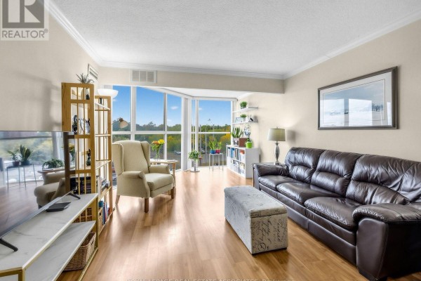 Living room - 504 - 2091 Hurontario Street, Mississauga, ON L5A4E6 Photo 3
