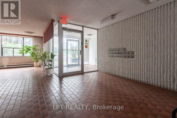Kitchen - 504 - 315 Dixon Road, Toronto, ON M9R1S1 Photo 3