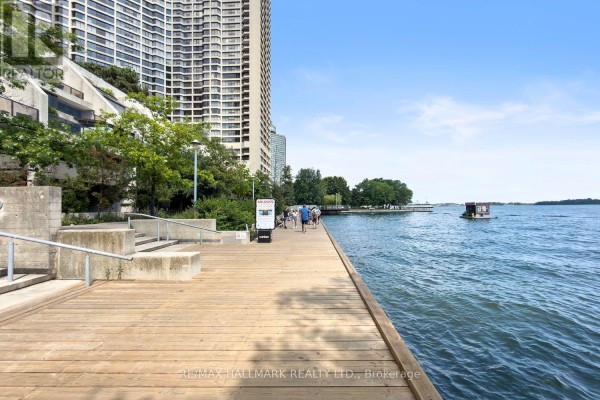 Kitchen - 504 - 77 Harbour Square, Toronto, ON M5J2S2 Photo 3