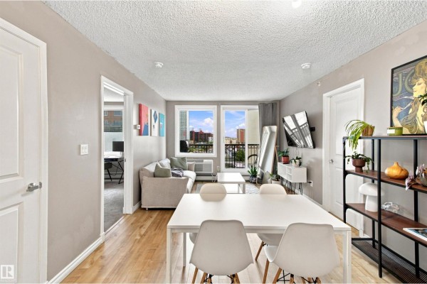 Kitchen - #504 10180 104 St Nw, Edmonton, AB T5J1A7 Photo 3