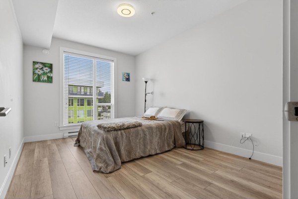 Bedroom with natural light, wood flooring, and simple decor - 504 2555 Ware Street, Abbotsford