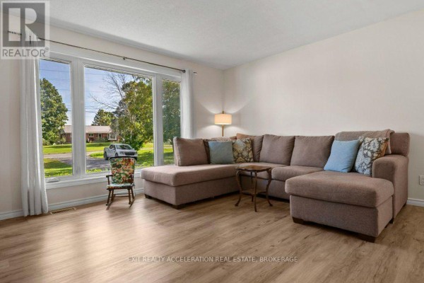 Living room - 504 Coronation Boulevard, Loyalist, ON K7M5P9 Photo 5