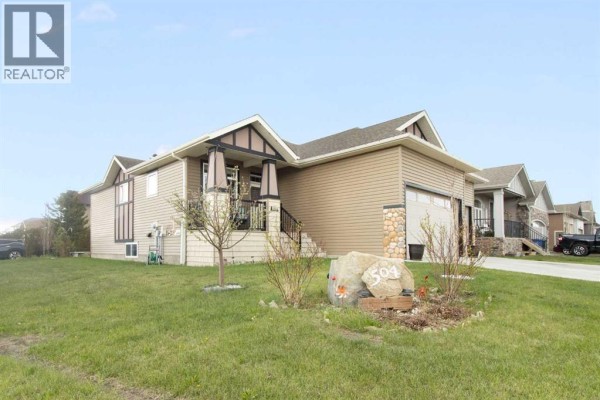 Kitchen - 504 Harrison Court, Crossfield, AB T0M0S0 Photo 4