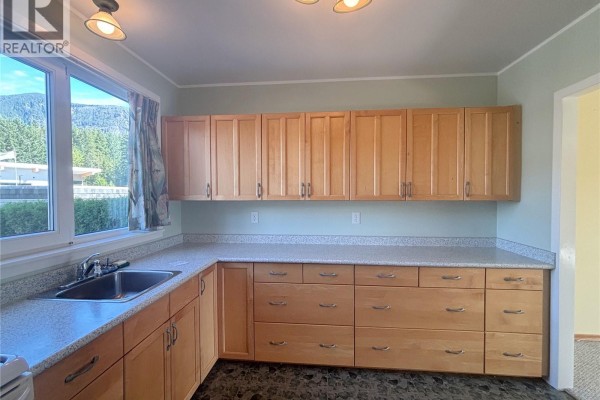 Den - 504 Maquinna Cres, Gold River, BC V0P1G0 Photo 3