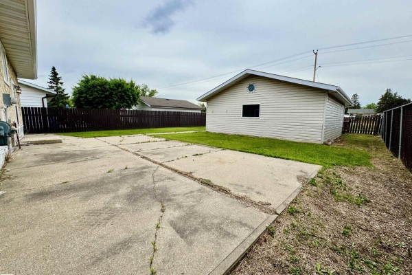 Kitchen - 5040 47 St, Lamont, AB T0B2R0 Photo 3