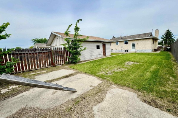 Primary Bedroom - 5040 47 St, Lamont, AB T0B2R0 Photo 5