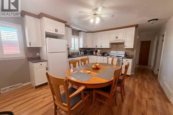 Living room - 5040 48th Street, Hardisty, AB T0B0V0 Photo 2