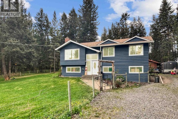 Kitchen - 5047 Easzee Drive, 108 Mile Ranch, BC V0K2Z0 Photo 2