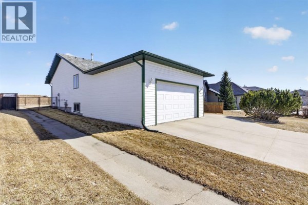 Bedroom - 505 1 Street Nw, Linden, AB T0M1J0 Photo 2