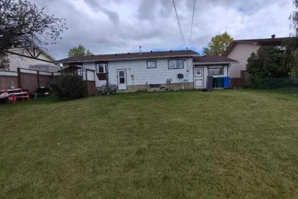 Primary Bedroom - 505 7 Avenue, Beaverlodge, AB T0H0C0 Photo 3