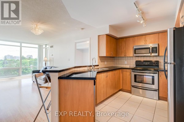 Living room - 506 - 3840 Bathurst Street, Toronto, ON M3H6C6 Photo 2