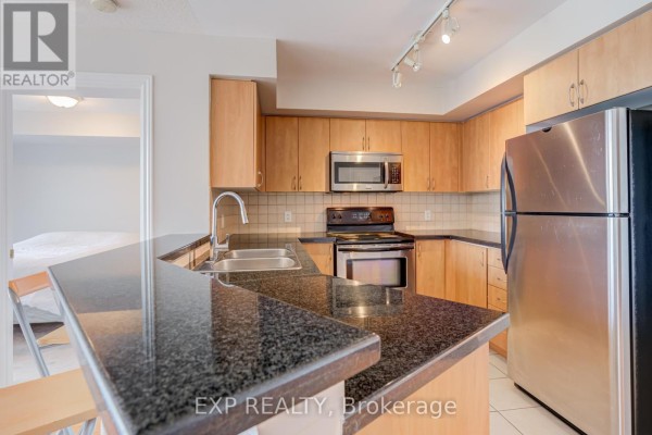 Primary Bedroom - 506 - 3840 Bathurst Street, Toronto, ON M3H6C6 Photo 4