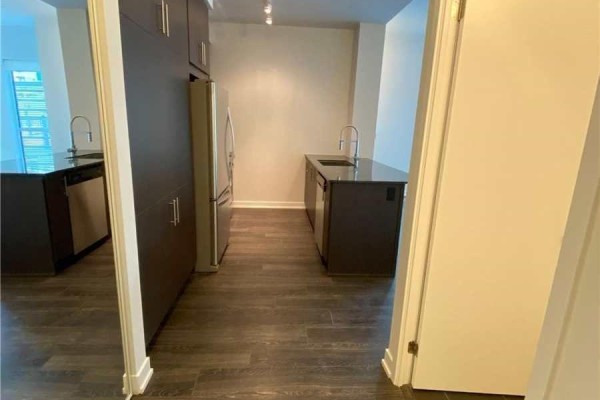 Kitchen - 508 - 4055 Parkside Village Drive, Mississauga, ON L5B0K8 Photo 5