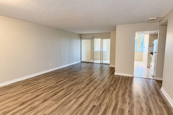 Living room - 508 - 80 Alton Towers Circle, Toronto, ON M1V5E8 Photo 3