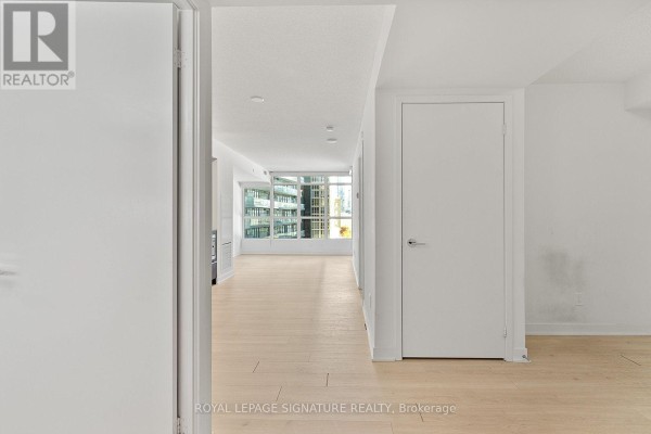 Kitchen - 508 - 80 Queens Wharf Road, Toronto, ON M5V0J3 Photo 3