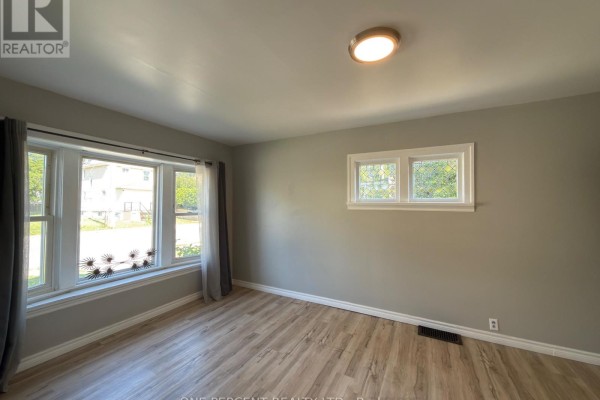 5082 Saint Lawrence Avenue, Niagara Falls, ON L2E3Y8 Photo 3