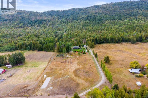 Kitchen - 5089a Cedar Hill Road, Falkland, BC V0E1W0 Photo 4