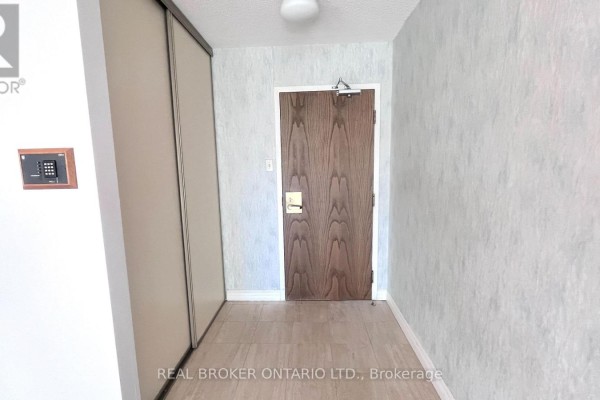 Living room - 509 - 333 Clark Avenue W, Vaughan, ON L4J7K4 Photo 4