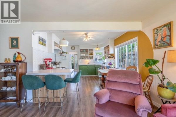 Living room - 509 Papineau Street, Penticton, BC V2A4X6 Photo 5