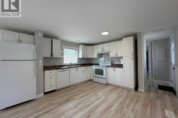 Living room - 51, 5020 Highway 2a, Ponoka, AB T4J1E3 Photo 2