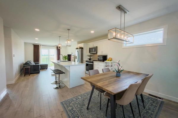 Eat in kitchen - 51 Feathertail Way, New Bothwell, MB R0A1C0 Photo 3