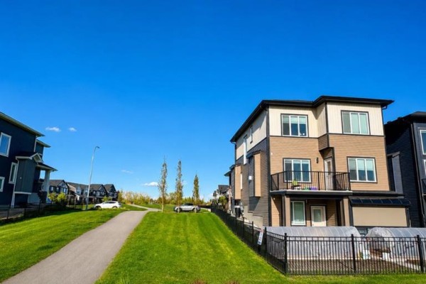 51 Midgrove Drive Sw, Airdrie, AB, photo 2