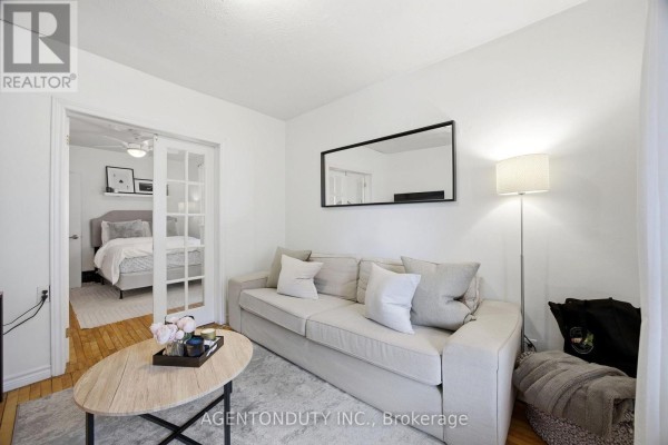 Kitchen - 51 Perth Avenue, Toronto, ON M6R2C1 Photo 5