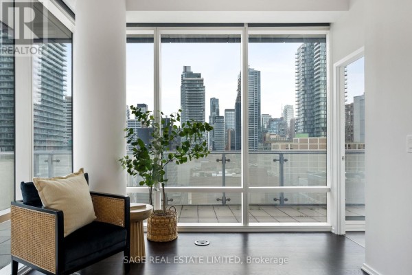 Living room - 510 - 1 Bloor Street E, Toronto, ON M4W1A9 Photo 5