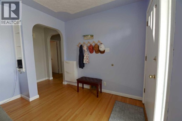 Living room - 510 10 Street N, Lethbridge, AB T1H2C8 Photo 4