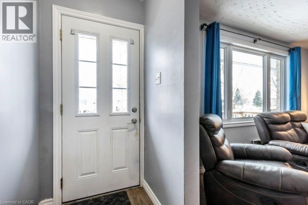 510 Oakridge Place, Waterloo, ON N2L4P2 Photo 2