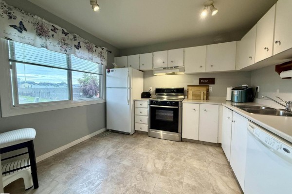 Bedroom 2 - 5107 146 Av Nw, Edmonton, AB T5A4M7 Photo 5